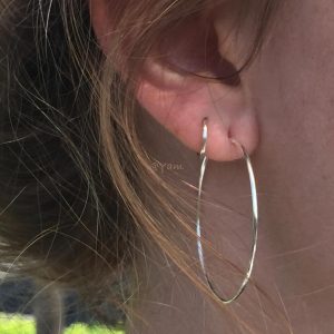 oorringen-model-loops-hoops-big-zilver-earrings